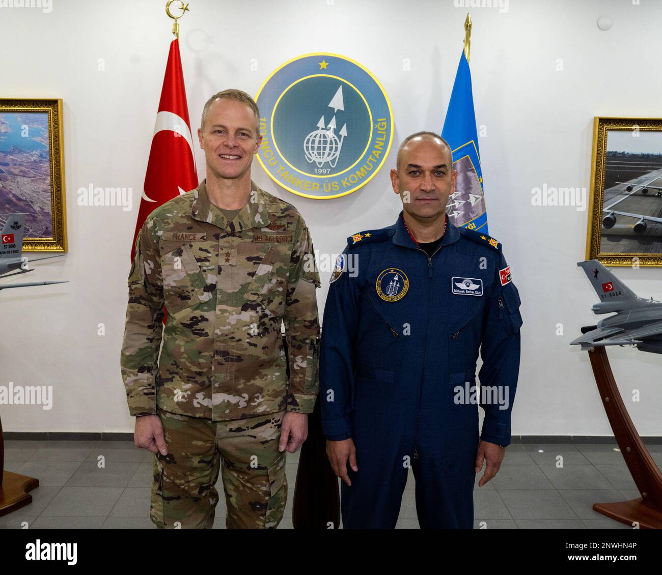 STATI UNITI Il comandante dell'aeronautica militare Derek C. France, terzo comandante dell'aeronautica militare, è in piedi con il ponte dell'aeronautica turca. Gen. Mehmet Serkan Dan, 10th comandante della base di Tanker, alla base aerea di Incirlik, Türkiye, 27 gennaio 2023. L’ABW del 39th è orgogliosa di collaborare con la TBC del 10th, e con l’aviazione turca nel suo complesso, in difesa del fianco meridionale della NATO. Il Major Gen. France si è recato a Incirlik AB per incontrare Airmen, vivere il fine settimana più grande di vita dell'ala e osservare come sostengono la terza Air Force, negli Stati Uniti Le forze aeree in Europa e le forze aeree in Africa e negli Stati Uniti Obiettivi del comando europeo. Th Foto Stock