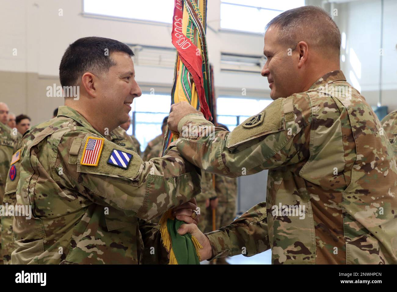CLINTON, NC, la 30th squadra di combattimento della Brigata Armorata (ABCT) 'Old Hickory', il Colonnello in arrivo Paul Hollenack assume il comando di Brig. Il generale Charles Morrison, Guardia Nazionale dell'Esercito, durante la cerimonia del cambio di comando presso la sede centrale dell'ABCT del 30th il 21 gennaio 2023. Foto Stock