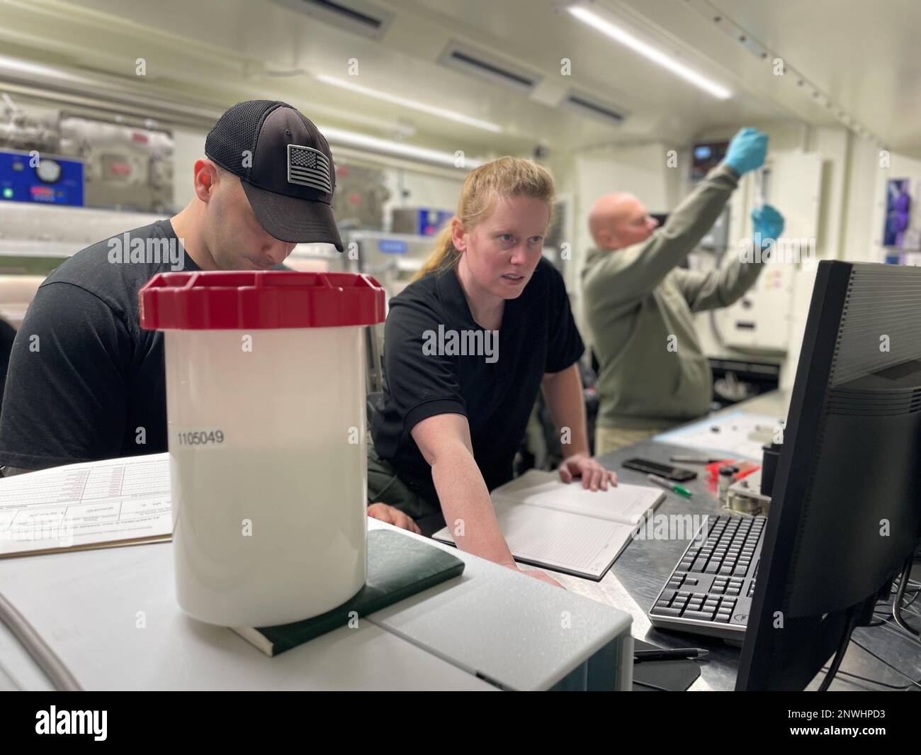 Il primo Lt. Kristan Farmer, 52nd Civil Support Team, responsabile di scienze mediche nucleari, legge i dati raccolti su campioni di terra e di aria, dal team di indagine CST 52nd, all'interno di un sistema di laboratorio di analisi mobile in Palestina orientale, Ohio, 7 febbraio 2023. La Guardia Nazionale dell'Ohio è stata attivata su richiesta di Gov. Mike DeWine per sostenere le autorità locali e statali nella fornitura di controllo del traffico, valutazioni geospaziali, raccolta di campioni terrestri e aerei e risorse di mitigazione a seguito di un deragliamento del 3 febbraio nel villaggio dell'Ohio orientale di circa 4.800. Foto Stock