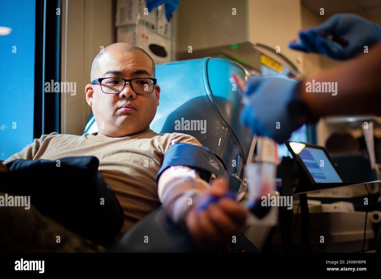 230131-N-VH871-1073 PORT HUENEME, California (31 gennaio 2023) Information Systems Technician 2nd Class Francis Fernandez, assegnato a Naval Mobile Construction Battalion (NMCB) 3, partecipa a un'unità di sangue organizzata dal comando Second Class Association. NMCB 3 sta completando un piano di formazione per la preparazione della flotta in preparazione della sua prossima implementazione nell'area operativa della flotta degli Stati Uniti 7th. Foto Stock