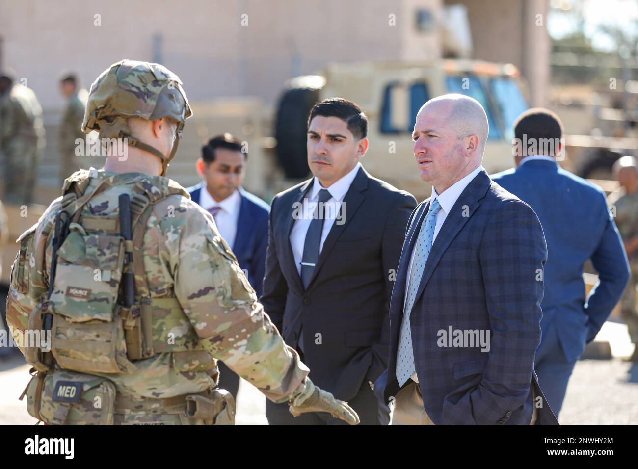 STATI UNITI I consulenti dell'esercito con 2nd Brigata di Assistenza della forza di sicurezza discutono le loro capacità di consulenza durante il corso di pre-comando del comando di Assistenza della forza di sicurezza a Fort Bragg, NC., 25 gennaio 2001. PCC consente ai futuri comandanti di brigate e battaglione e ai sergente di comando maggiori di acquisire familiarità con la missione, la struttura della forza e le attrezzature uniche della SFAB prima di guidare le nostre unità. Foto Stock