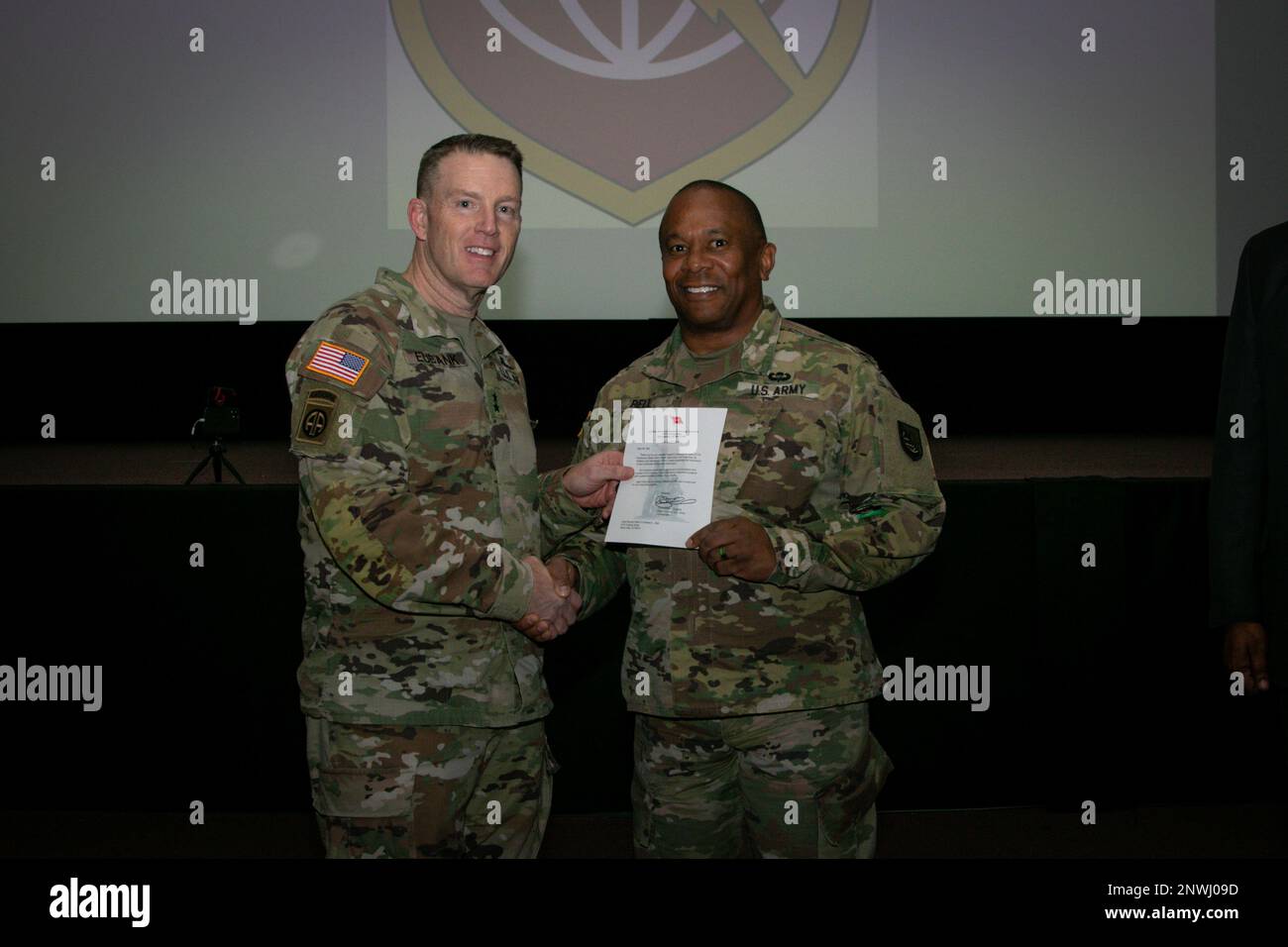 STATI UNITI Christopher Eubank, Chief Warrant Officer di NETCOM 5 Deshawn Bell per il suo ruolo durante il mese della storia nera osservanza del 22 febbraio. Il tema di quest'anno è "Inspiring Change", e Bell è stato ospite. Foto Stock