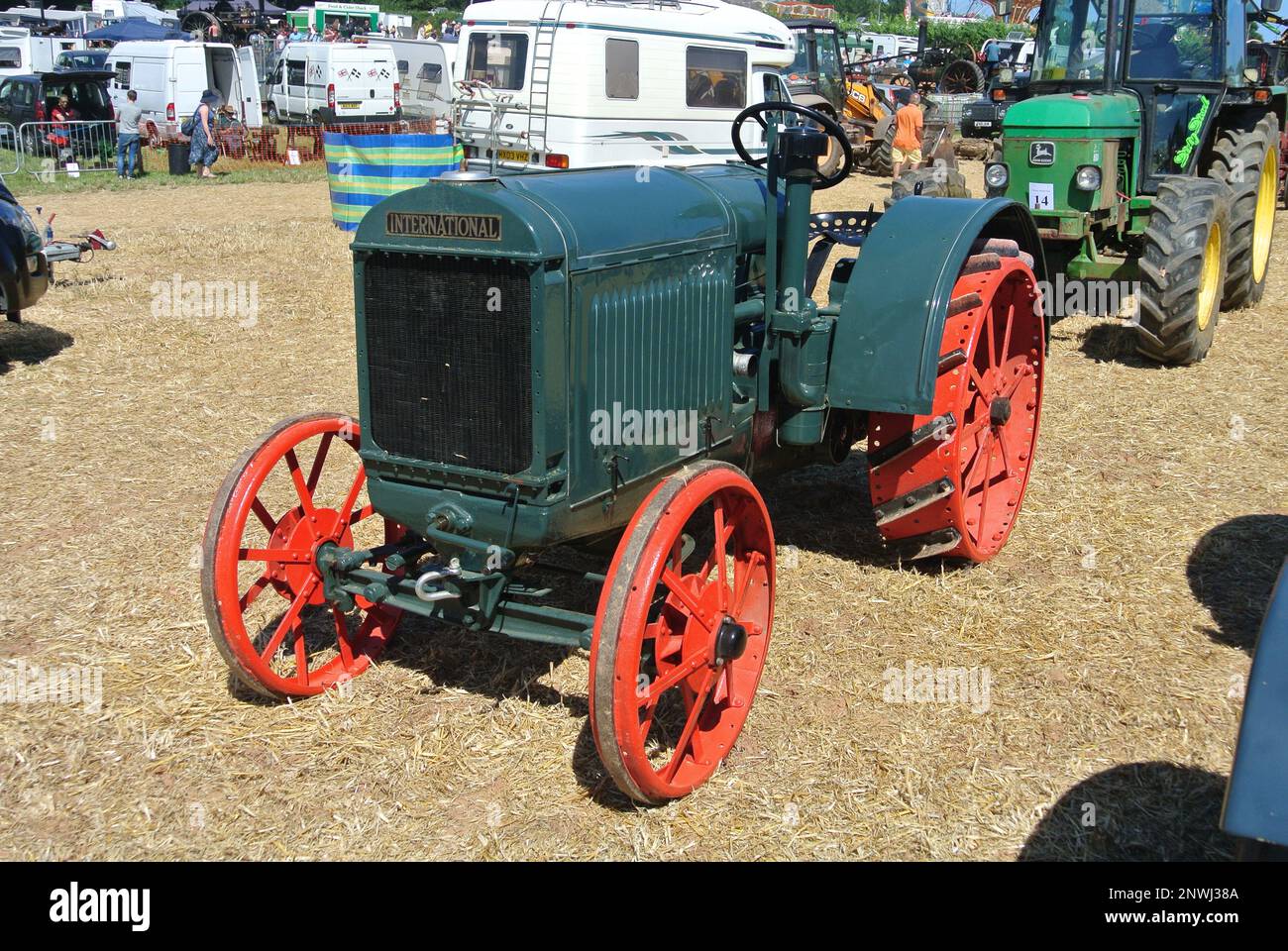 Un trattore 1928 International 10-20 parcheggiato in esposizione alla Torbay Steam Fair, Devon, Inghilterra, Regno Unito. Foto Stock