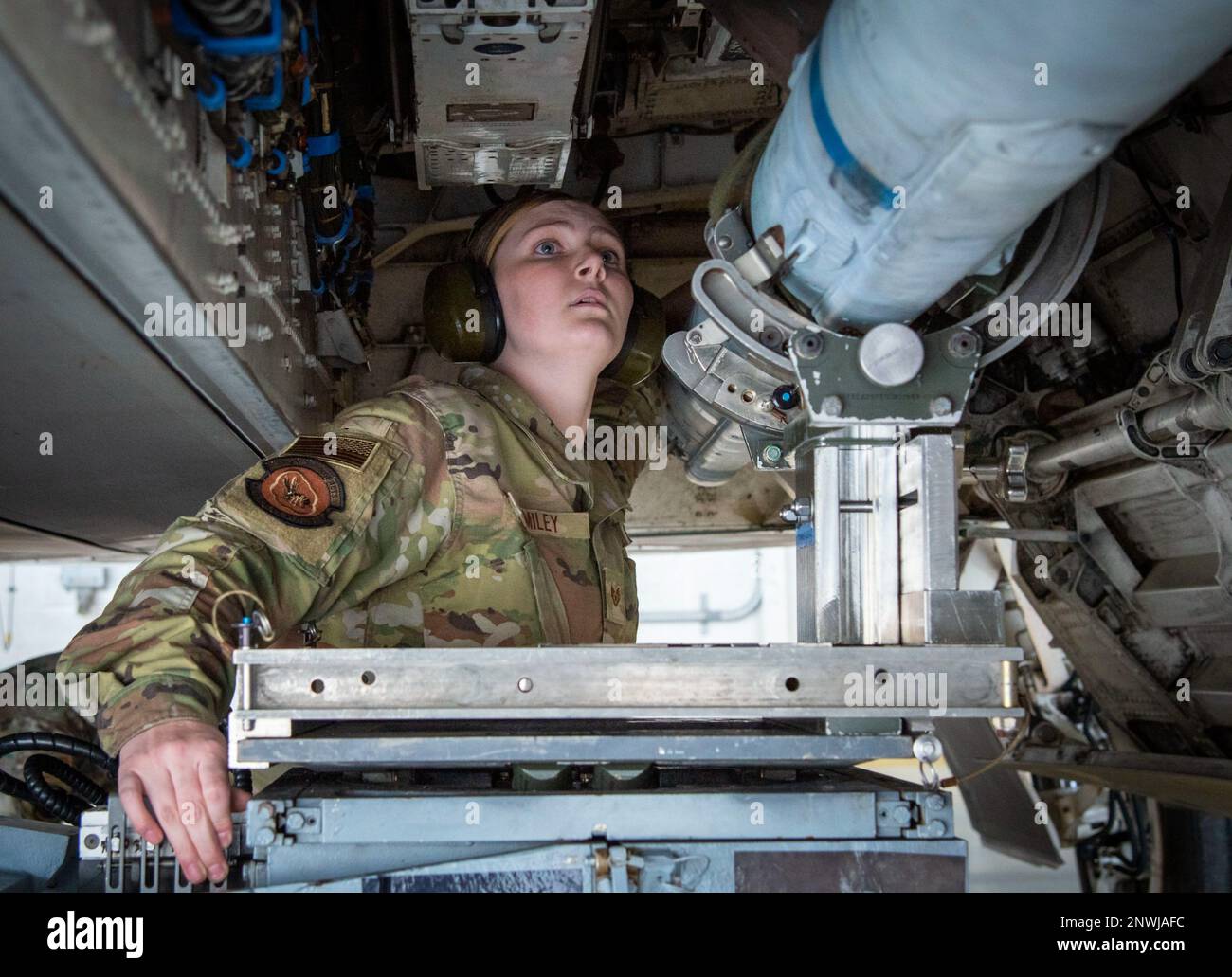 Kayla Smiley, 43rd Fighter Generation Squadron, dirige un AIM-120 durante il concorso annuale della squadra di carico delle armi del 10 febbraio presso la base dell'aeronautica militare di Eglin, Flah. Due squadre hanno gareggiato per vedere chi poteva caricare un AIM-120 e un AIM-9 sul loro F-22 Raptor il più veloce e con il minor numero di errori. Foto Stock