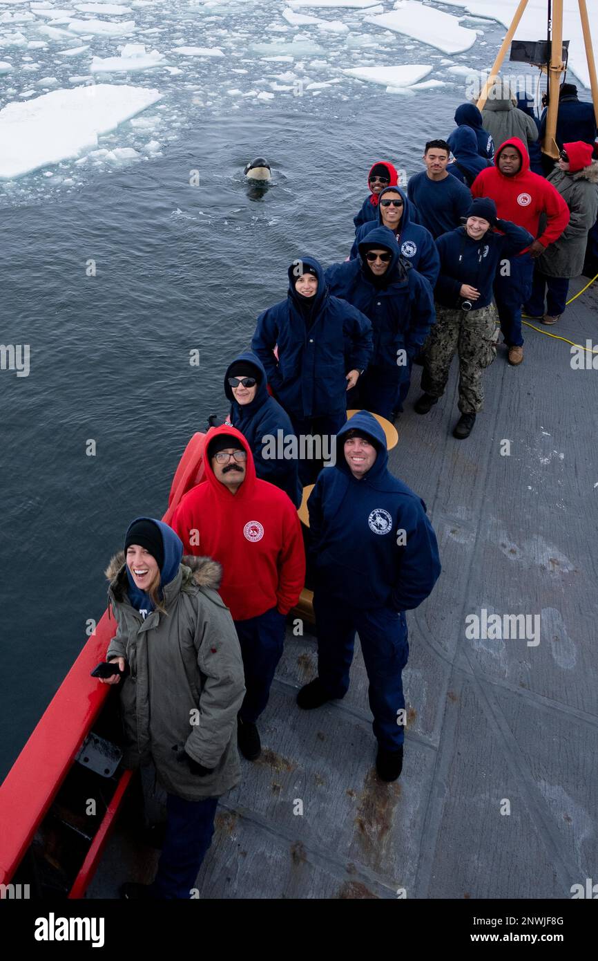 Coast Guardsmen on Coast Guard Cutter Polar Star (WAGB 10) sorriso per una foto sulla fantasia nell'Oceano Meridionale, 1 gennaio 2023. La Polar Star ha condotto operazioni di rompighiaccio nel McMurdo Sound a supporto dell'operazione Deep Freeze 2023. Operazione Deep Freeze è una delle molte operazioni in Indo-Pacifico in cui l'esercito degli Stati Uniti promuove la sicurezza e la stabilità in tutta la regione. Foto Stock