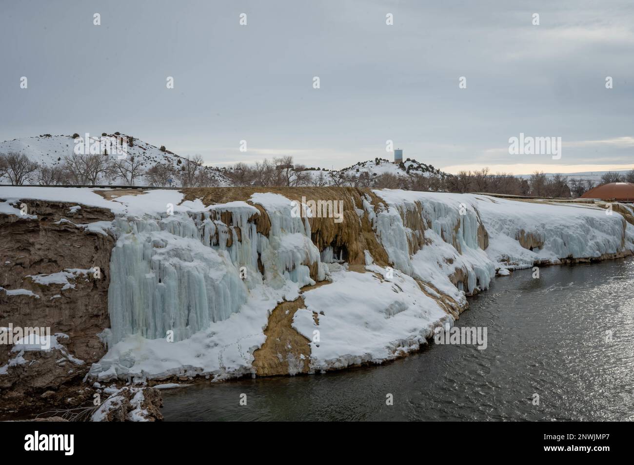 L'Hot Springs state Park di Thermopolis, Wyoming, dispone di un ponte sospeso che offre agli ospiti un punto panoramico per ammirare il fiume Big Horn e la terrazza minerale. Oltre 8.000 galloni fluiscono sulla terrazza ogni 24 ore a una temperatura costante di 128 gradi Fahrenheit. A meno di cinque ore di auto dalla F.E. La base dell'aeronautica militare Warren, Wyoming, Thermopolis è un'opzione facile da esplorare per Airmen. Foto Stock