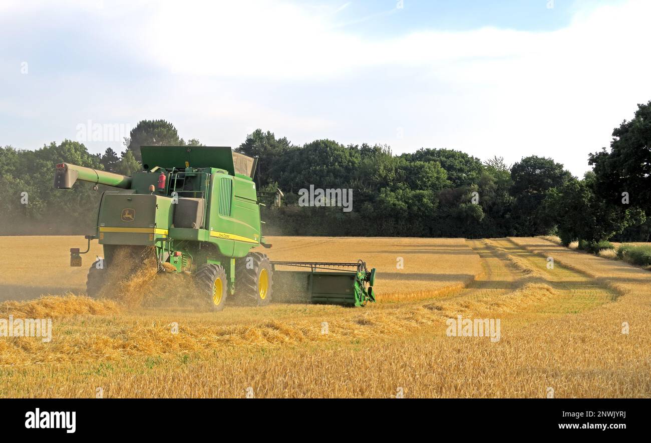 John Deer C671i, mietitrebbia, che lavora su seminativi, Appleton, Warrington, Cheshire, Inghilterra, REGNO UNITO, WA4 Foto Stock