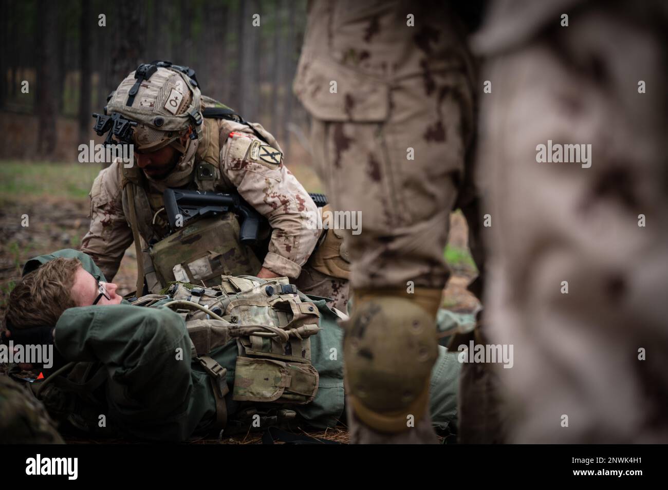 I soldati degli Emirati Arabi Uniti 11th Battaglione di montagna catturano e ispezionano le forze di opposizione Soldato in “The Box” durante la rotazione del Joint Readiness Training Center 23-04, 27 febbraio 2023. Il reggimento della fanteria 1-509th, Geronimo, agisce come una forza avversaria durante le sessioni di allenamento nella scatola. I soldati degli Emirati Arabi Uniti del Battaglione di montagna del 11th partecipano alla rotazione di addestramento insieme agli Stati Uniti Soldati dell'esercito dalla squadra di combattimento della Brigata 2nd, 10th Divisione di montagna, e la Brigata di Assistenza della forza di sicurezza 3rd. I soldati degli Emirati Arabi Uniti si alleneranno insieme agli Stati Uniti La brigata dell'esercito attraverso Foto Stock