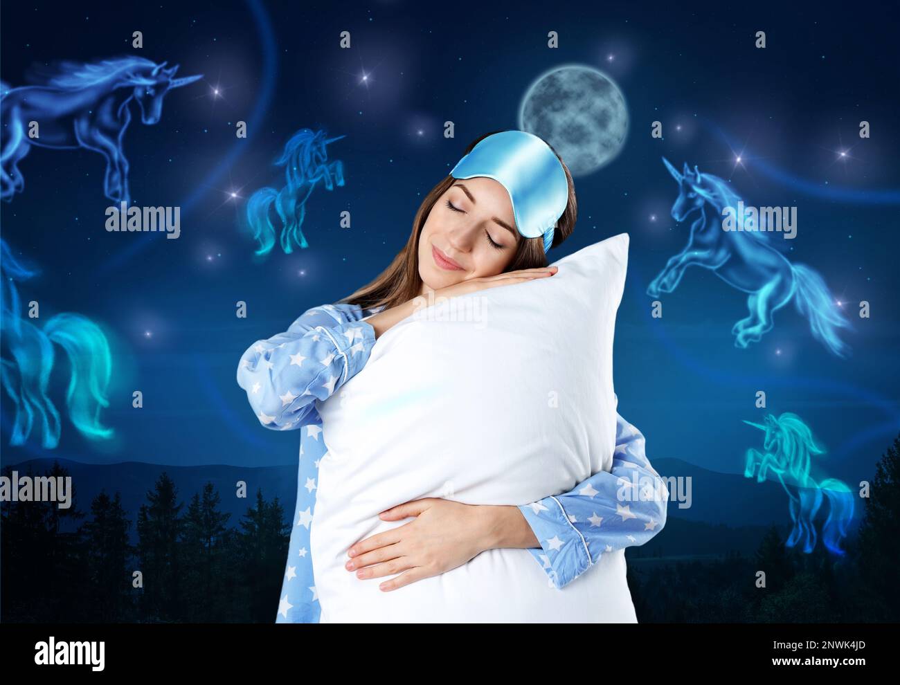 Bella donna sognando di unicorni mentre dorme, notte cielo stellato con luna piena sullo sfondo Foto Stock