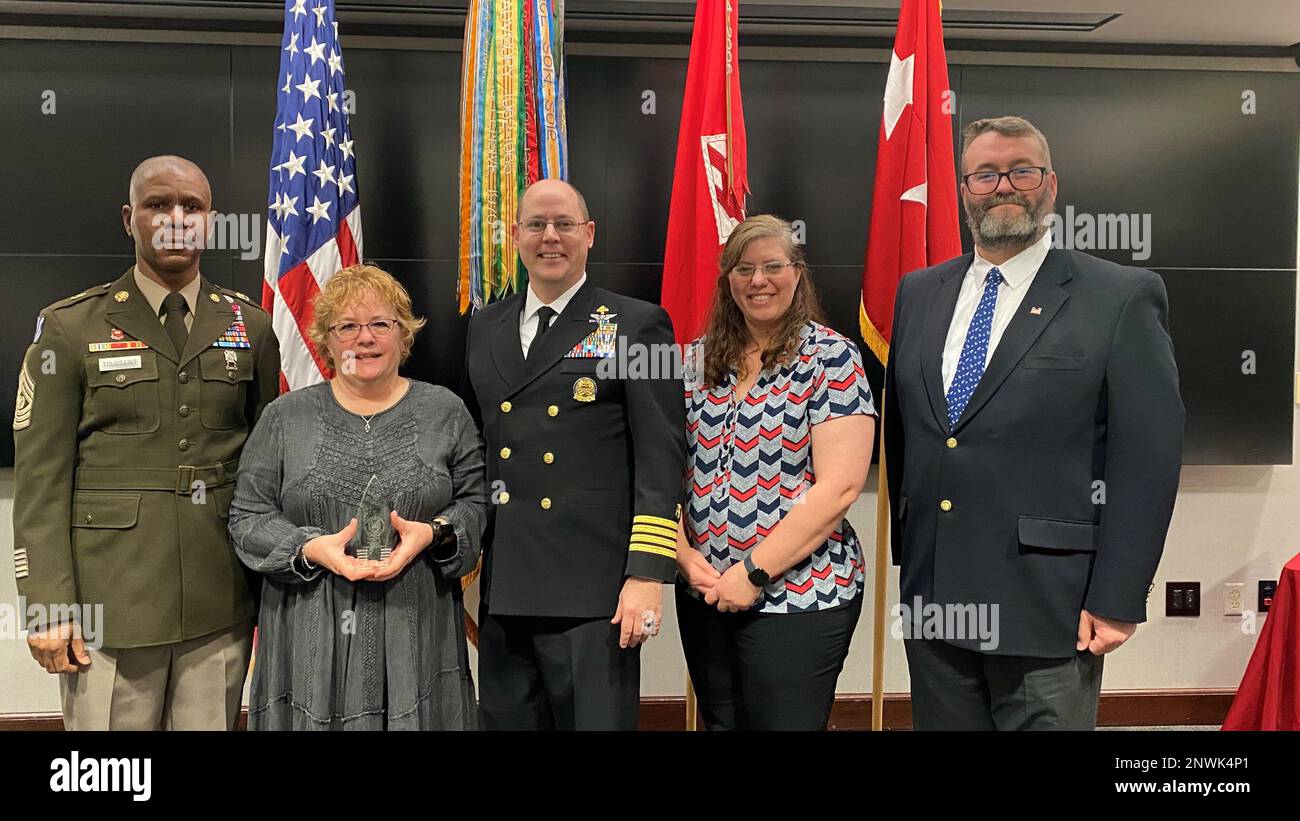 Subito dopo la presentazione dell'USACE Peer Supporter dell'anno 2022 a Lorie Polk per il suo ruolo nel Critical Incident stress Management Team, Polk è circondata da USACE Cmd. Patrickson Toussaint, comandante della USACE, capitano della Marina Thomas Janisko, e i membri del TAM Marcie Piper e Matthew Kenney. Foto Stock