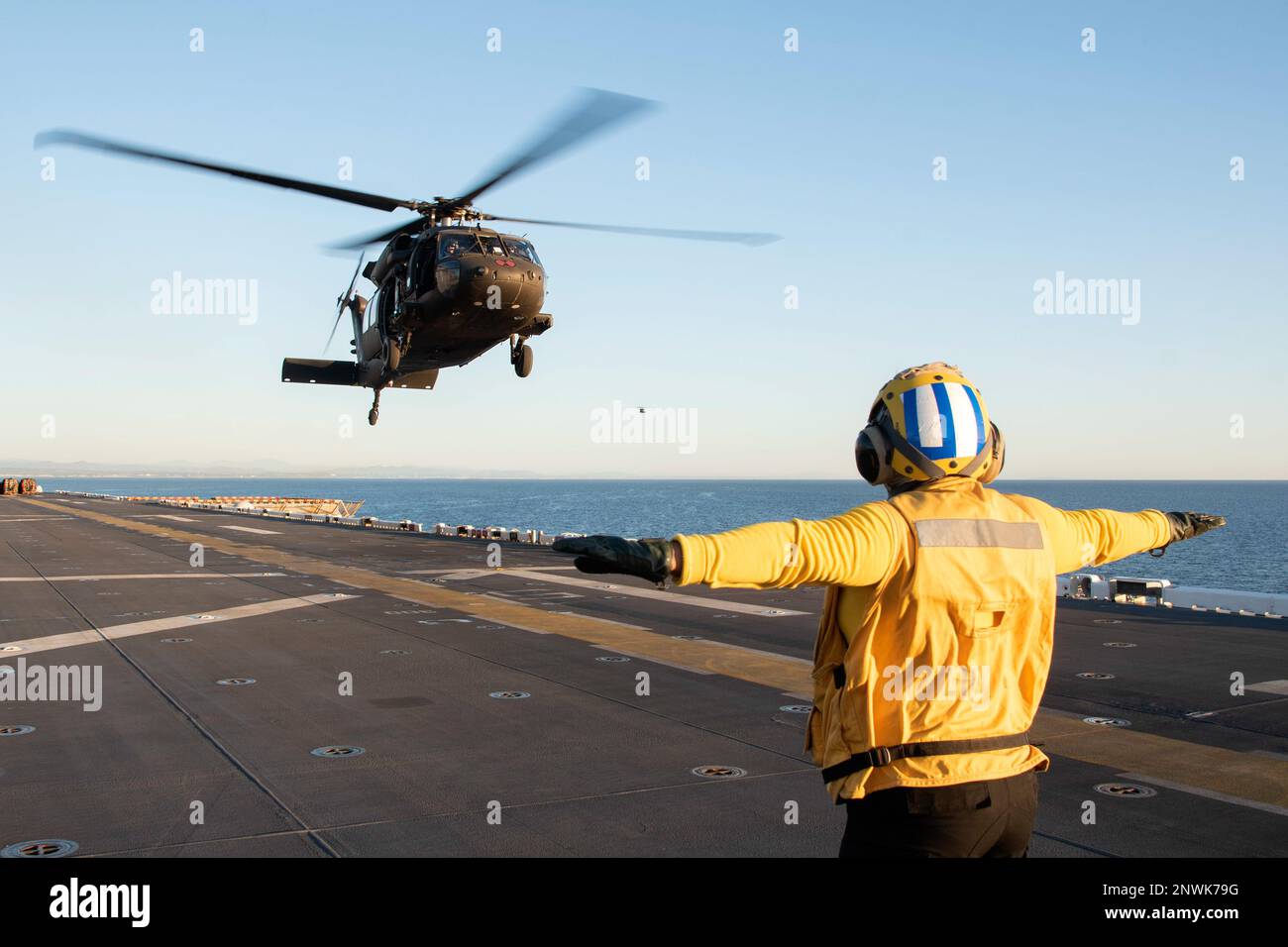 230124-N-XN177-2090 OCEANO PACIFICO (24 GENNAIO 2023) – STATI UNITI Esercito UH-60 elicottero Black Hawk assegnato al combattimento 16th Brigata Aviazione atterra a bordo di un carrier d'assalto anfibio USS Tripoli (LHA 7) 24 gennaio 2023. Tripoli sta conducendo operazioni di routine nella U.S. 3rd Fleet. Foto Stock