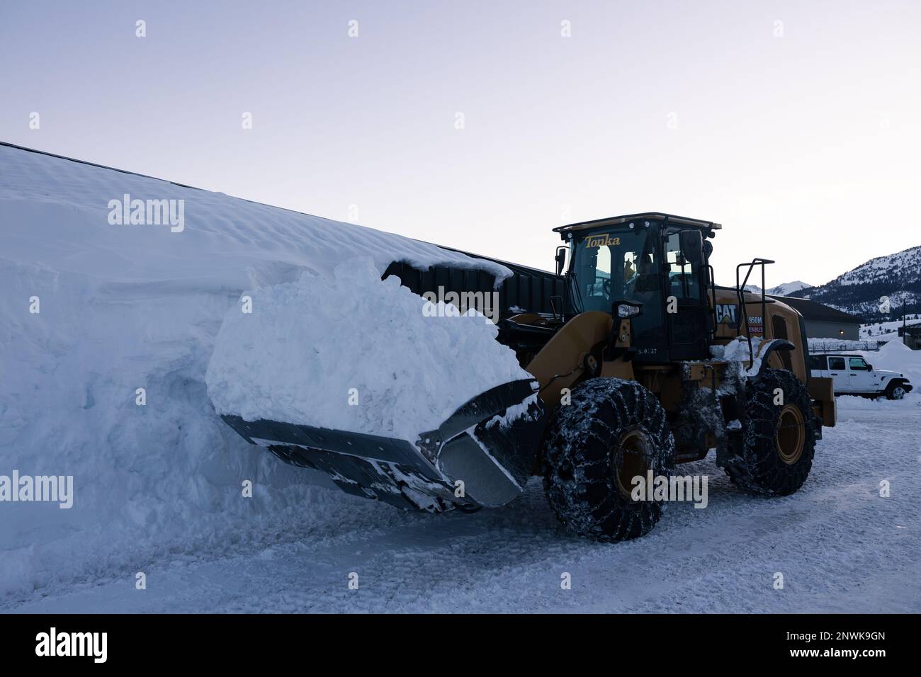 A Marine with Mountain Warfare Training Center (MWTC), Marine Air Ground Task Force Training Command (MAGTFTC), sposta la neve fuori da una strada a MWTC, Bridgeport, California il 20 gennaio 2023. Dopo la tempesta di neve più grande dell'area dal 1903, questi Marines con ESD e MWTC hanno spostato la neve e effettuato riparazioni per garantire le operazioni di installazione. (STATI UNITI Corpo marino foto di CPL. Andrew Bray) Foto Stock