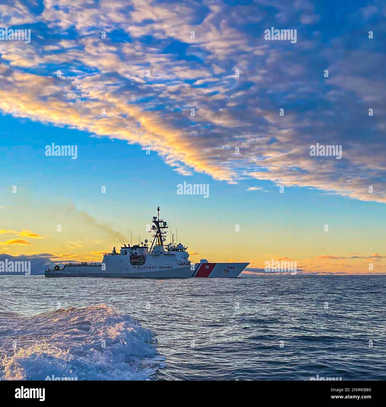 La Guardia Costiera Cutter Munro (WMSL 755) è arrivata a Juneau, Alaska, per una visita al porto programmata il 27 febbraio 2023. Commissionato nel 2017, Munro è una delle quattro guardie della costa leggenda classe tagliatori di sicurezza nazionale homeported in Alameda. STATI UNITI Guardia costiera foto di LT.j.g. Gunner Smith. Foto Stock