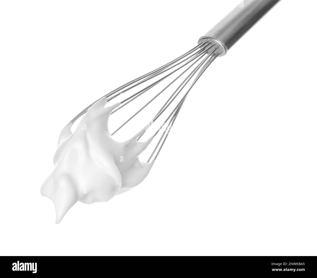 Frusta in metallo con crema isolata su bianco Foto Stock