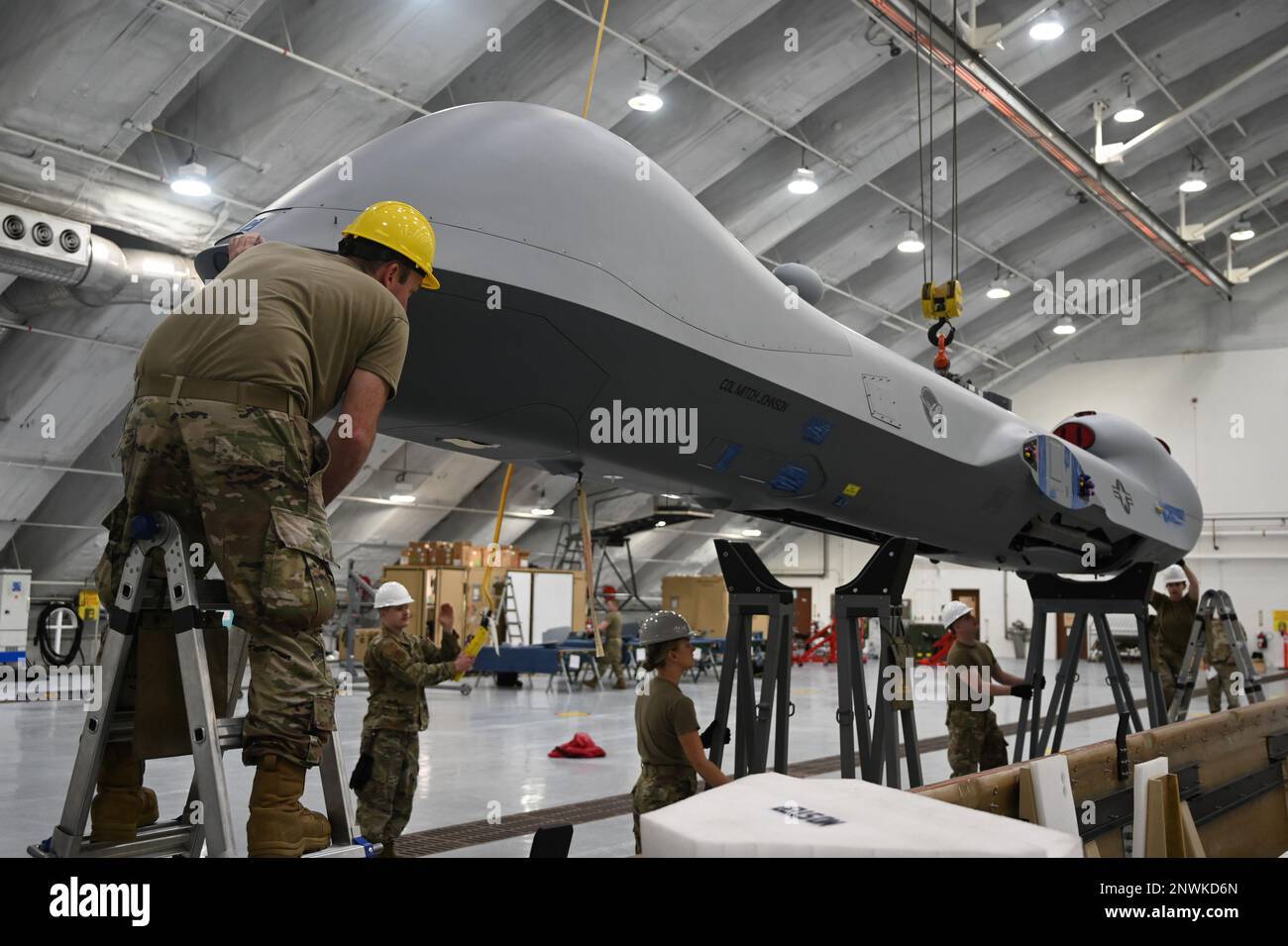 NEGLI STATI UNITI Il manutentore dell'aeromobile dell'aeronautica militare assegnato alla 119th Wing assiste nel posizionamento di un Mietitore mq-9 sui martinetti per prepararsi a un'oscillazione dell'ingranaggio di atterraggio, durante Cope North presso la base dell'aeronautica militare Andersen, Guam, 9 febbraio 2023. Il posizionamento dell'aeromobile su martinetti consente al carrello di atterraggio di oscillare in posizione in modo che i manutentori possano iniziare il processo di assemblaggio del coniatore mq-9. L'esercito degli Stati Uniti cerca sempre di espandere gli impegni e rafforzare le relazioni con tutti gli alleati regionali e le nazioni partner nell'Indo-Pacifico attraverso attività come gli scambi di esperti in materia, le visite della nazione ospitante, e ex-comune Foto Stock