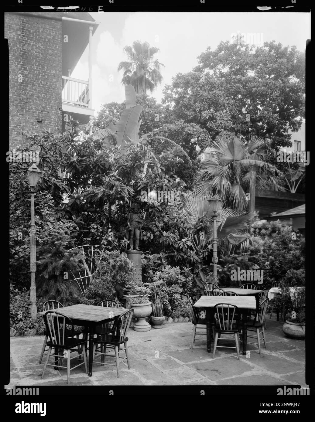 Broussard's patio, 815 conti St., New Orleans, Orleans Parish, Louisiana. Carnegie Survey of the Architecture of the South. Stati Uniti, Louisiana, Orleans Parish, New Orleans, Sedie, Giardini, lampioni, Patios, Tavoli. Foto Stock
