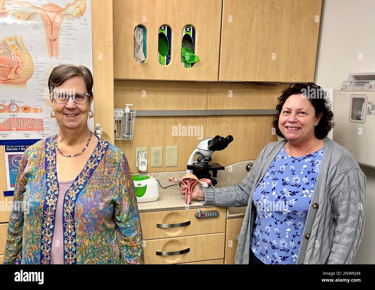 Lyster Army Health Clinic offre molte opzioni per i membri del servizio femminile e i beneficiari iscritti che sono in cerca di contraccezione. Una formazione e consulenza completa sui contraccettivi è disponibile ogni giovedì dalle ore 1:00 alle 3:30:00 I beneficiari di TRICARE iscritti alla Lyster Army Health Clinic di età pari o superiore a 14 anni possono entrare nella clinica contraccettiva per una sessione di consultazione contraccettiva. I beneficiari possono anche fissare un appuntamento con l’infermiere specializzato in salute delle donne per discutere di efficacia, rischi, benefici ed effetti collaterali comuni Foto Stock