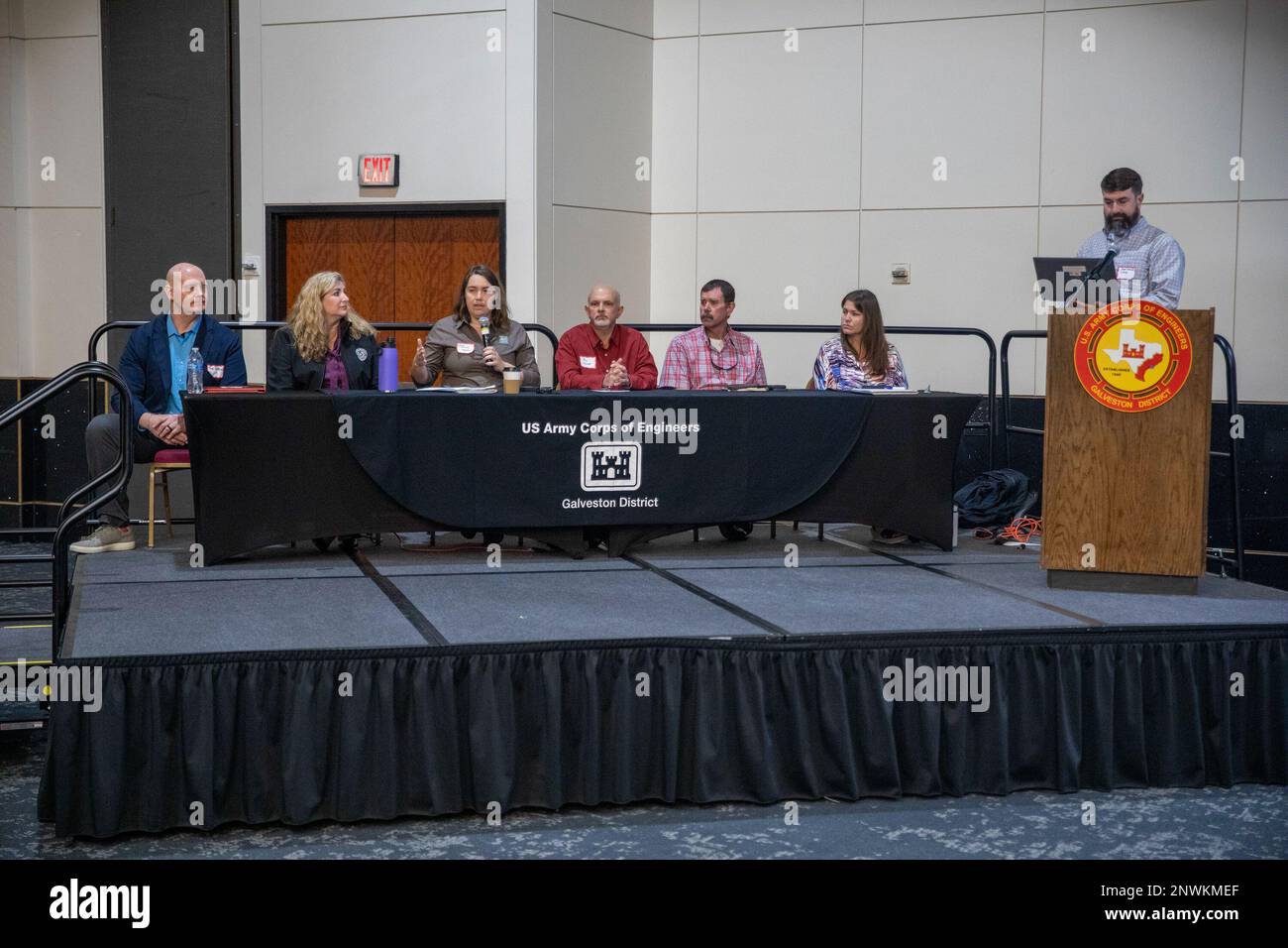 GALVESTON, Texas (15 febbraio 2023) il Dr. Emma Clarkson, direttore del programma risorse dell'ecosistema, Coastal Fisheries-Habitat Assessment Team, per il Texas Parks and Wildlife Department, interviene durante una discussione su “considerazioni ambientali per la sostenibilità” durante l'edizione invernale del Forum biennale di partenariato stakeholder (SPF) presso il Moody Gardens Convention Center di Galveston Island. Il tema di questo SPF è “Partnering for a Sustainable Future”. Il Distretto di Galveston conduce SPF semestrali con sponsor non federali, clienti e partner di agenzie per collaborare sulle Best practice in materia Foto Stock