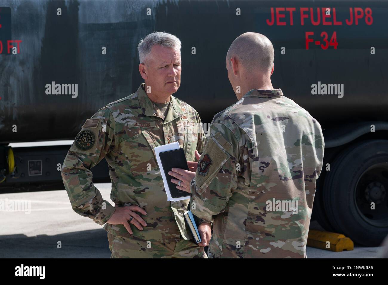 STATI UNITI Christopher Riggs, 36th Logistics Readiness Squadron Fuels Management Superintenent, briefing Lt. Gen. James Jacobson, vice comandante delle forze aeree del Pacifico, sulle capacità del volo di gestione dei carburanti presso la base aeronautica di Andersen, Guam, 19 gennaio 2023. Il modello 36th LRS fornisce alla Andersen AFB un supporto logistico, che include la gestione della più grande sede di stoccaggio del carburante nell'aeronautica militare e la supervisione delle operazioni di installazione e ricezione. Foto Stock