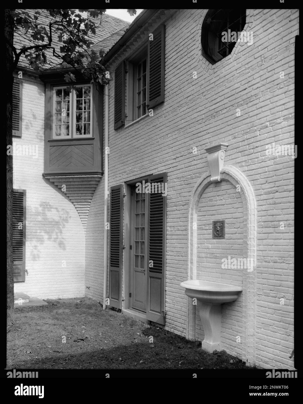 A. Wm. Field House, Underwood Road a Northway, nella sezione di Guilford di Baltimora, Maryland. Carnegie Survey of the Architecture of the South. Stati Uniti, Maryland, Baltimora, birdbaths, Windows, Case, mattoni. Foto Stock