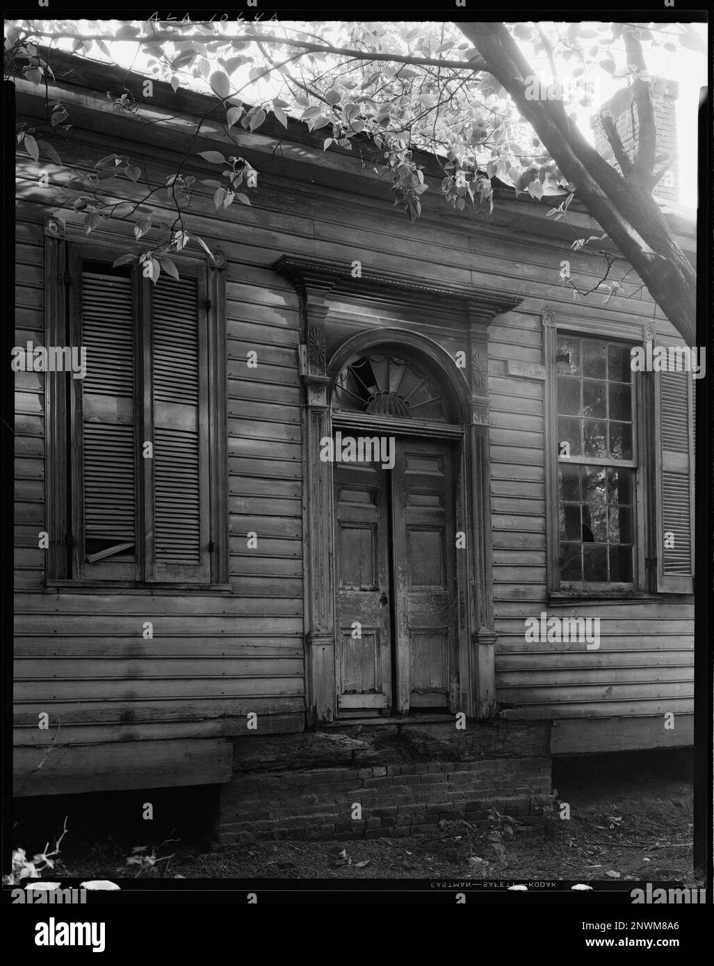 Campbell House, Courtland, Lawrence County, Alabama. Carnegie Survey of the Architecture of the South. Stati Uniti, Alabama, Lawrence County, Courtland, Houses, Porte e vani porta, Fanlights, persiane, Clapboard. Foto Stock