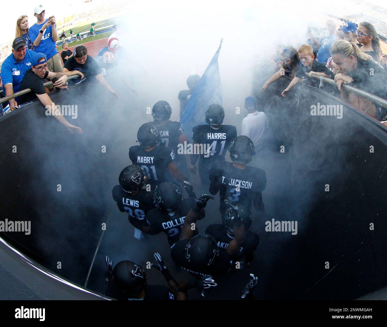 September 15, 2018: Buffalo Bulls players exit the locker room tunnelt and wait to enter the field prior to the first half of play in the NCAA football game between the Eastern Michigan Eagles and Buffalo Bulls at UB Stadium in Amherst, N.Y. Buffalo defeated Eastern Michigan 35-28 to improve their record to 3-0 for the first time as an FBS program. (Nicholas T. LoVerde/Cal Sport Media)(Credit Image: © Nicholas T. Loverde/CSM via ZUMA Wire) (Cal Sport Media via AP Images) Foto Stock