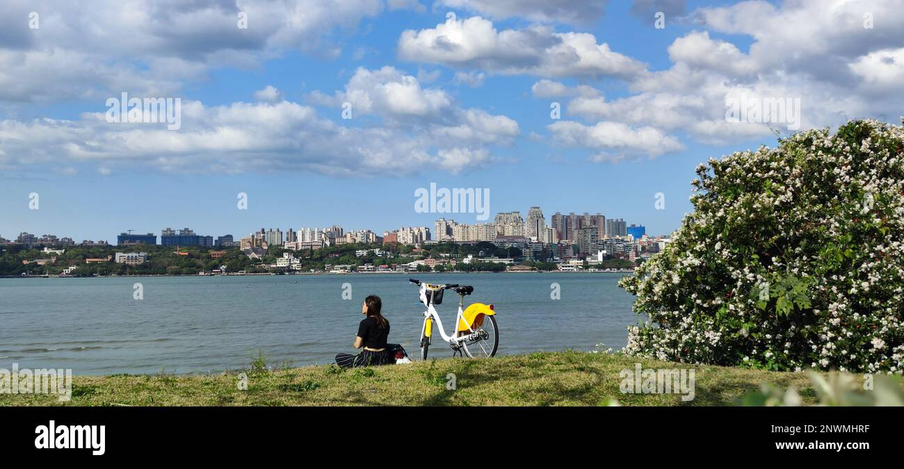 Danshui, Bali New Taipei City - 28 febbraio 2023 : bellissimo tramonto sul fiume Danshui, Bali, Taiwan Foto Stock