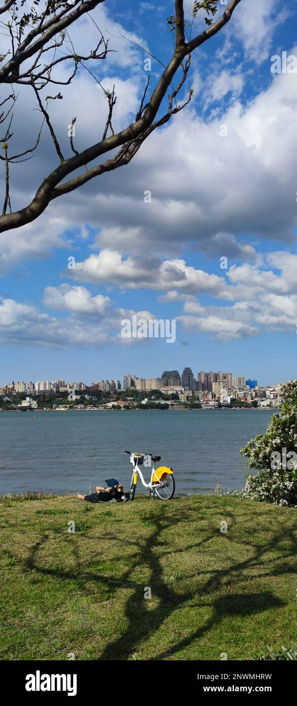 Danshui, Bali New Taipei City - 28 febbraio 2023 : bellissimo tramonto sul fiume Danshui, Bali, Taiwan Foto Stock