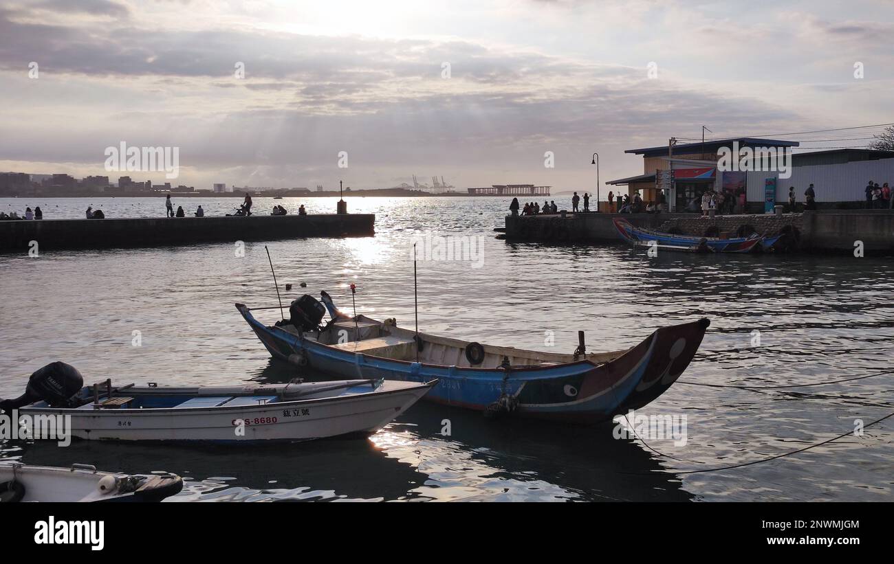 Danshui, Bali New Taipei City - 28 febbraio 2023 : bellissimo tramonto sul fiume Danshui, Bali, Taiwan Foto Stock