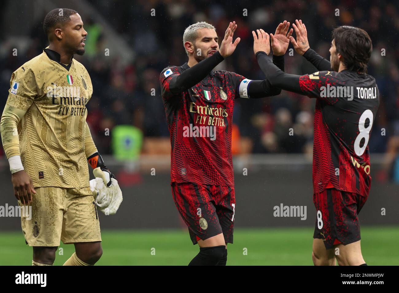 Milano, Italia. 26th Feb, 2023. Italia, Milano, feb 26 2023: Theo Hernandez (difensore di Milano ac) celebra la vittoria al termine della partita di calcio AC MILAN vs ATALANTA BC, Serie A Tim 2022-2023 day24 stadio San Siro (Credit Image: © Fabrizio Andrea Bertani/Pacific Press via ZUMA Press Wire) SOLO PER USO EDITORIALE! Non per USO commerciale! Foto Stock