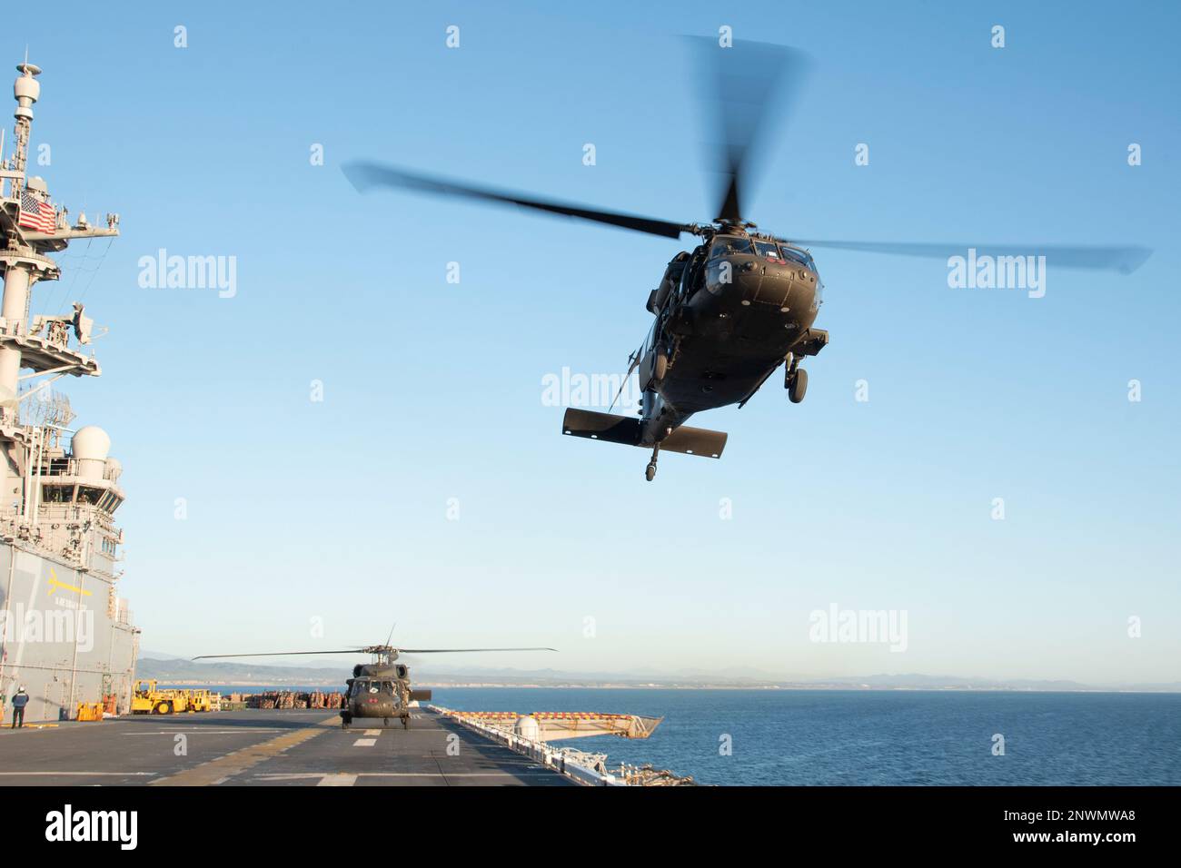 230124-N-XN177-2022 OCEANO PACIFICO (24 GENNAIO 2023) – STATI UNITI Esercito UH-60 elicottero Black Hawk assegnato al combattimento 16th Brigata Aviazione decollo da anfibio attacco portatore USS Tripoli (LHA 7) 24 gennaio 2023. Tripoli sta conducendo operazioni di routine nella U.S. 3rd Fleet. Foto Stock