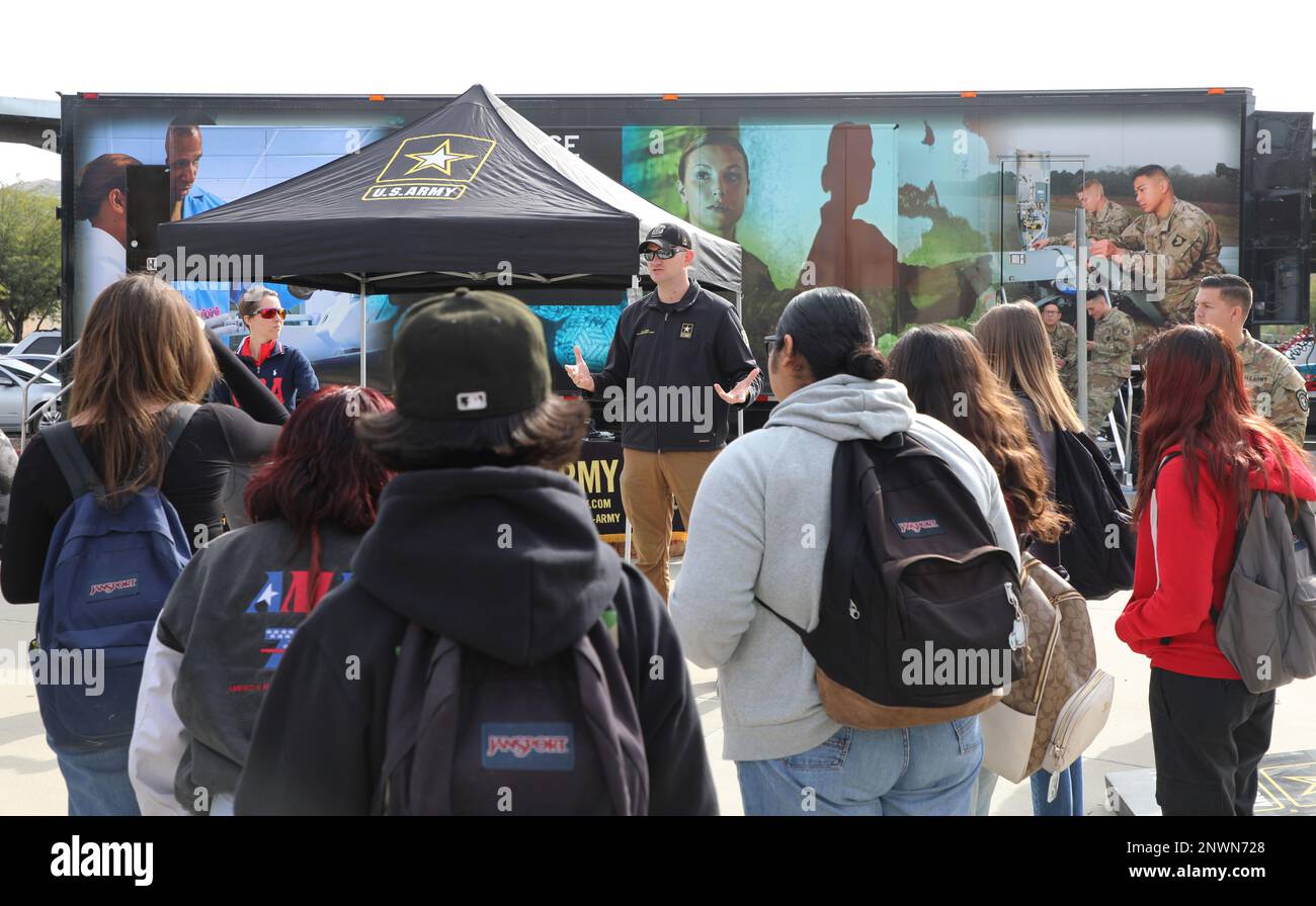 1st Classe George Norton parla con gli studenti della Patriot High School, Jurupa Valley, CA, 11 gennaio 2023. USAMU supporta le missioni di marketing e reclutamento dell'esercito in molti modi. L'USAMU conduce regolarmente cliniche di tirocini, dimostrazioni e apparizioni pubbliche per i civili di tutto il paese. Foto Stock