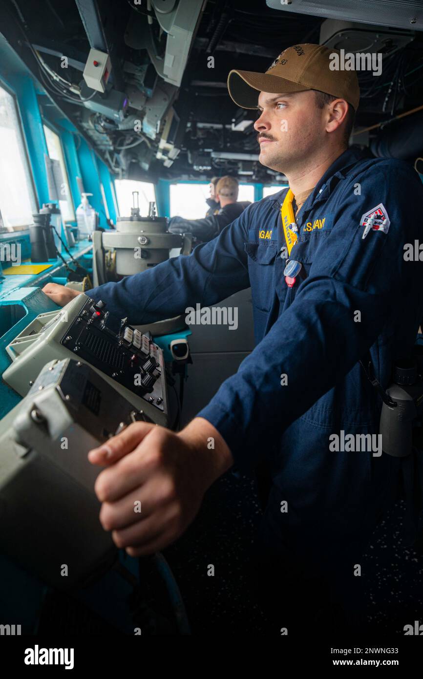 230105-N-XX566-1084 TAIWAN STRAIT (5 GENNAIO 2022) USA Navy Lt. j.g. Alec Pagach è in piedi guardare come Junior Officer of the Deck (JOOOD) a bordo della Arleigh Burke-classe cacciatorpediniere missilistico guidato USS Chung-Hoon (DDG 93). Chung-Hoon, parte del Nimitz Carrier Strike Group, è attualmente in corso nel 7th Fleet che conduce operazioni di routine. 7th Fleet è la flotta statunitense La flotta numerata più grande della Marina e interagisce e opera regolarmente con 35 nazioni marittime per preservare una regione indopacifica libera e aperta. Foto Stock