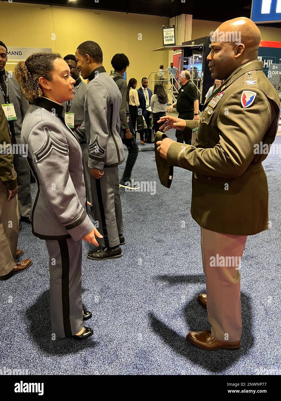 Il col. Landis Maddox (a destra), il comandante del comando congiunto delle munizioni, chiacchiera con un Cadetto di West Point durante la fiera della carriera DI BEYA STEM all'inizio di febbraio. Foto Stock