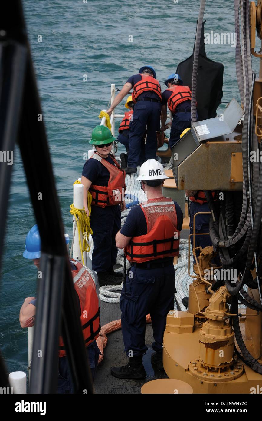 I membri dell'equipaggio USCGC Stone (WMSL 758) riponderanno le linee di ormeggio mentre si è in corso a Suape, Brasile, 2 febbraio 2023. Stone è su un dispiegamento programmato di più missioni nell'Oceano Atlantico meridionale per contrastare le attività marittime illecite e rafforzare le relazioni per la sovranità marittima in tutta la regione. Foto Stock