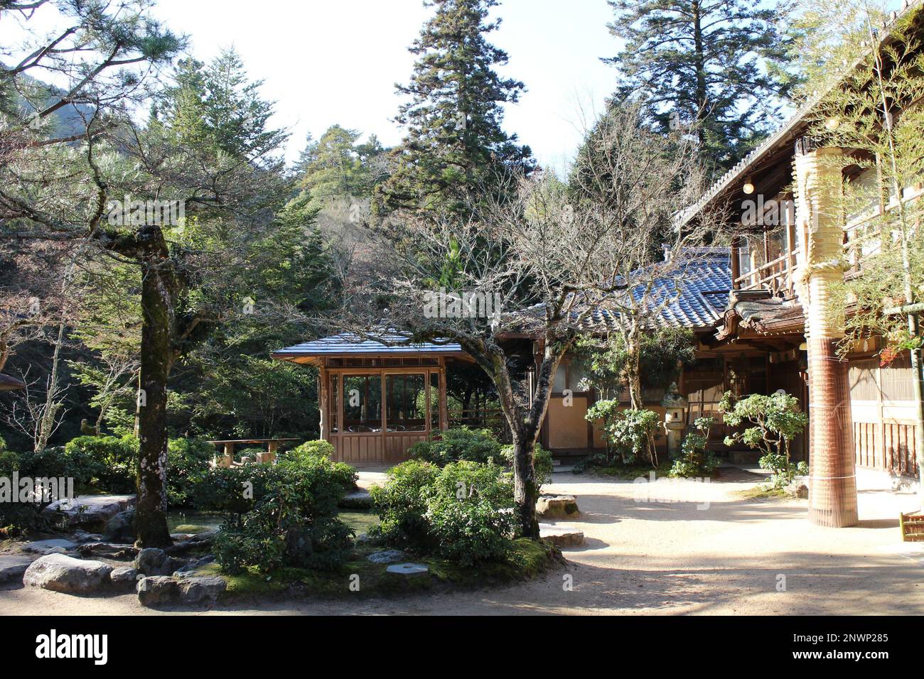 Il giardino di un tradizionale hotel Giapponese a Miyajima, Hiroshima, Giappone Foto Stock