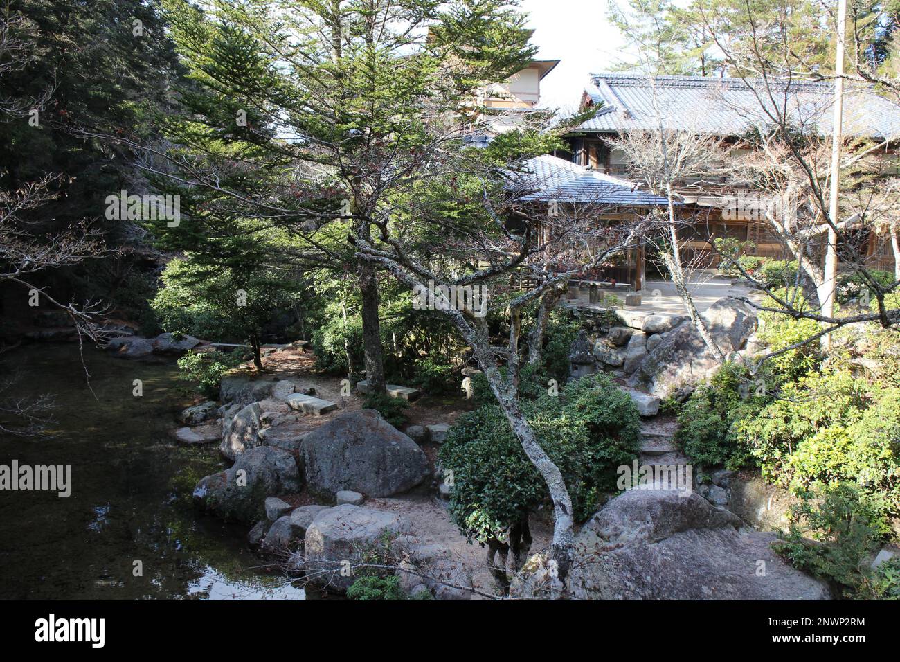 Il giardino di un tradizionale hotel Giapponese a Miyajima, Hiroshima, Giappone Foto Stock