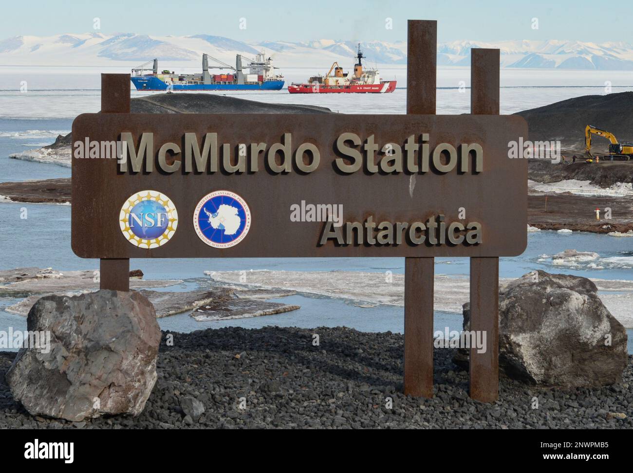 Il pesante rompighiaccio USCGC Polar Star (WAGB 10) e militare Sealift nave da carico a noleggio comando MV Ocean Giant passare nel canale a McMurdo Station, Antartide. Joint Task Force–Support Forces Antartica (JTF–SFA), sovrintende alle attività dei servizi congiunti e fornisce supporto al Dipartimento della Difesa alla National Science Foundation (NSF) e al United States Antartic Program (USAP) attraverso l'operazione Deep Freeze. Foto Stock