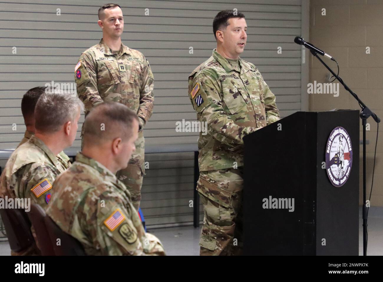 CLINTON, NC, la 30th squadra di combattimento della Brigata Armorata (ABCT) 'Old Hickory', il Colonnello in arrivo Paul Hollenack assume il comando di Brig. Il generale Charles Morrison, Guardia Nazionale dell'Esercito, durante la cerimonia del cambio di comando presso la sede centrale dell'ABCT del 30th il 21 gennaio 2023. Foto Stock