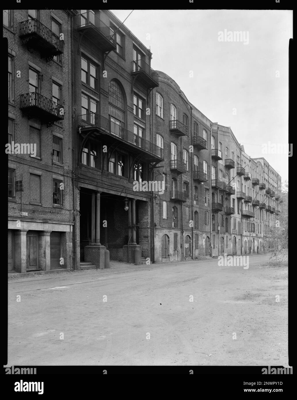 Stoddards Lower Range da Factory Walk, River Street, Savannah, Chatham County, Georgia. Carnegie Survey of the Architecture of the South. Stati Uniti, Georgia, Contea di Chatham, Savannah, magazzini, Balconi, porte e vani porta. Foto Stock