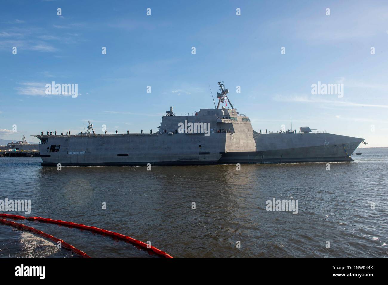 230118-N-ZS023-1044 SAN DIEGO (18 gennaio 2023) nave litoranea da combattimento variante-indipendente unità Pre-Commissioning Santa Barbara (LCS 32) arriva al suo homeport di San Diego per la prima volta, 18 gennaio. Il più recente LCS dell'inventario della Marina militare, Santa Barbara, sarà commissionato nel corso di quest'anno. Le navi da combattimento Littoral sono combattenti di superficie veloci, con un equipaggio ottimale e personalizzati in base alle missioni, che operano in ambienti vicino alla costa e all'aperto, vincendo contro le minacce costiere del 21st° secolo. LCS si integra con squadre congiunte, combinate, presidiate e senza presenze per supportare la presenza a termine, la sicurezza marittima, Foto Stock