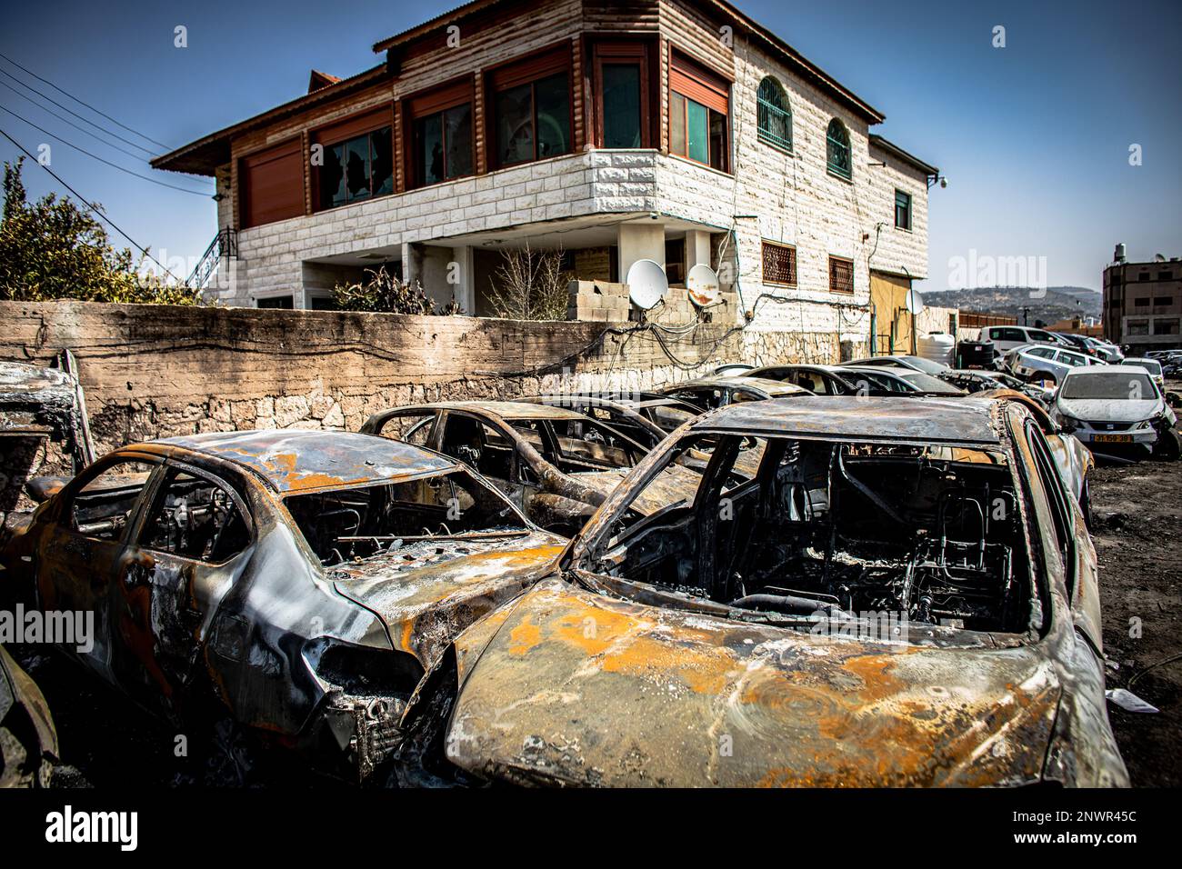 Huwara, Israele. 28th Feb, 2023. Automobili torched nella città occupata della Cisgiordania di Huwara Martedì, Febbraio 28, 2023. NED Price, portavoce del Dipartimento di Stato DEGLI STATI UNITI, afferma che l'amministrazione Biden si aspetta che Israele persegua i responsabili della mortale pestilenza domenicale di Huwara e fornisca un risarcimento ai palestinesi le cui case e proprietà sono state distrutte o danneggiate. Credit: SOPA Images Limited/Alamy Live News Foto Stock