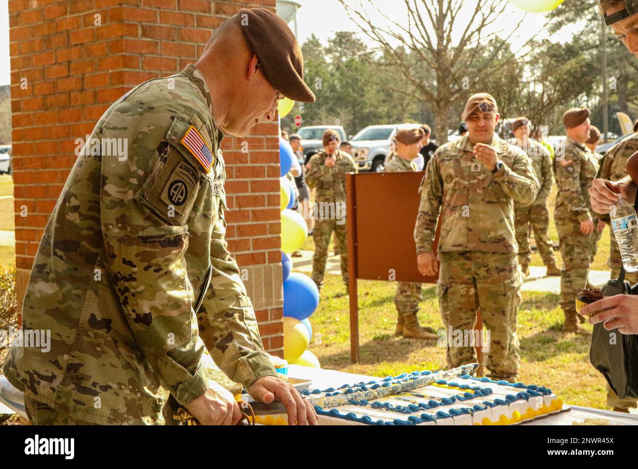 Christopher Goodart, il comandante sergente maggiore di 1st Brigata di Assistenza della forza di sicurezza, taglia una torta durante la celebrazione del compleanno dell'unità, il 8 febbraio, a Fort Benning, GA. L'unità è stata attivata il 8 febbraio 2018, con la missione di costruire l'interoperabilità con e aumentare la capacità e le capacità dei partner delle forze di sicurezza straniere. STATI UNITI Foto dell'esercito di Major Jason Elmore. Foto Stock