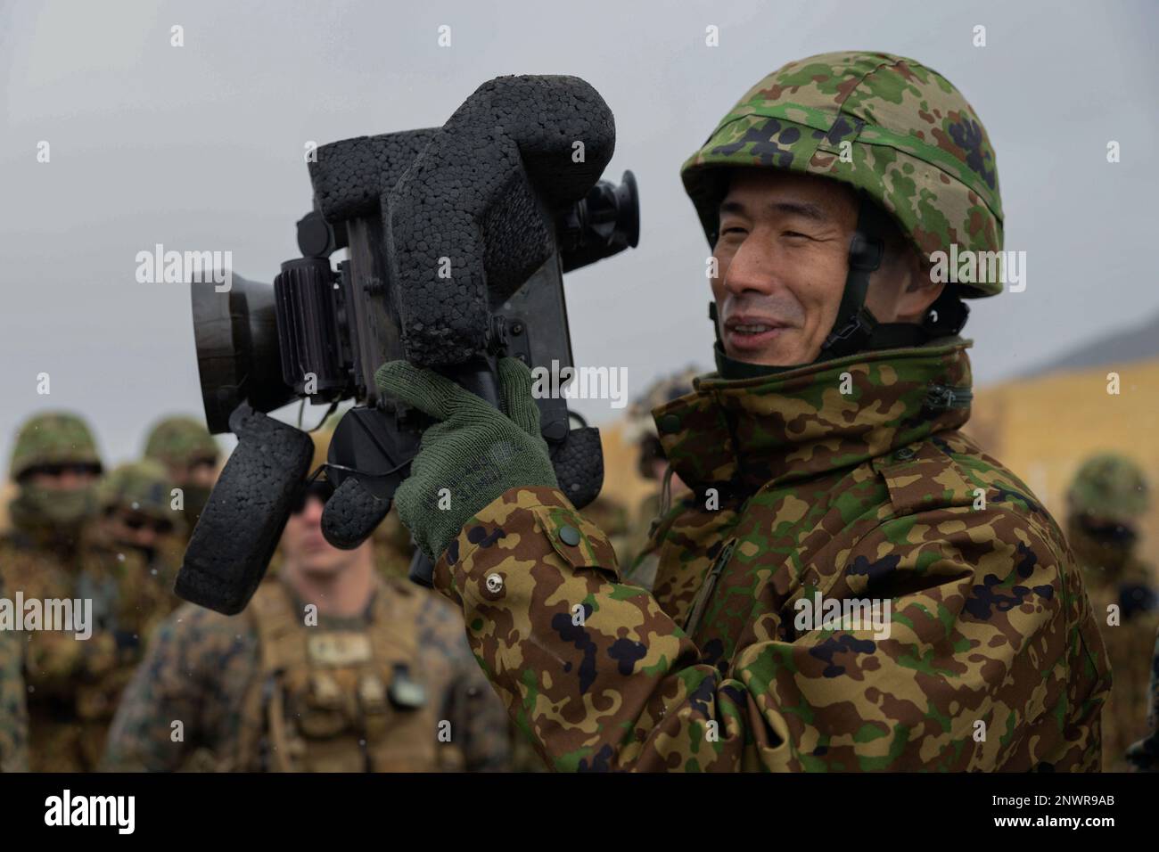 Il col. Yoshikazu Nishida, ufficiale comandante della squadra di atterraggio regimentale 1st, la forza di autodifesa di terra giapponese, ispeziona un'unità di lancio di comando Javelin della FGM-148 durante un'esercitazione di fuoco dal vivo a Hijudai, Giappone il 20 febbraio 2023. L’esercizio bilaterale del fuoco vivo è stato condotto per stabilire una comprensione dei sistemi delle armi alleate durante il Iron Fist 23. Iron Fist è un esercizio bilaterale annuale destinato ad aumentare l'interoperabilità e a rafforzare le relazioni tra gli Stati Uniti Marine Corps, Stati Uniti Navy, la JGSDF e la forza di autodifesa marittima giapponese. Foto Stock