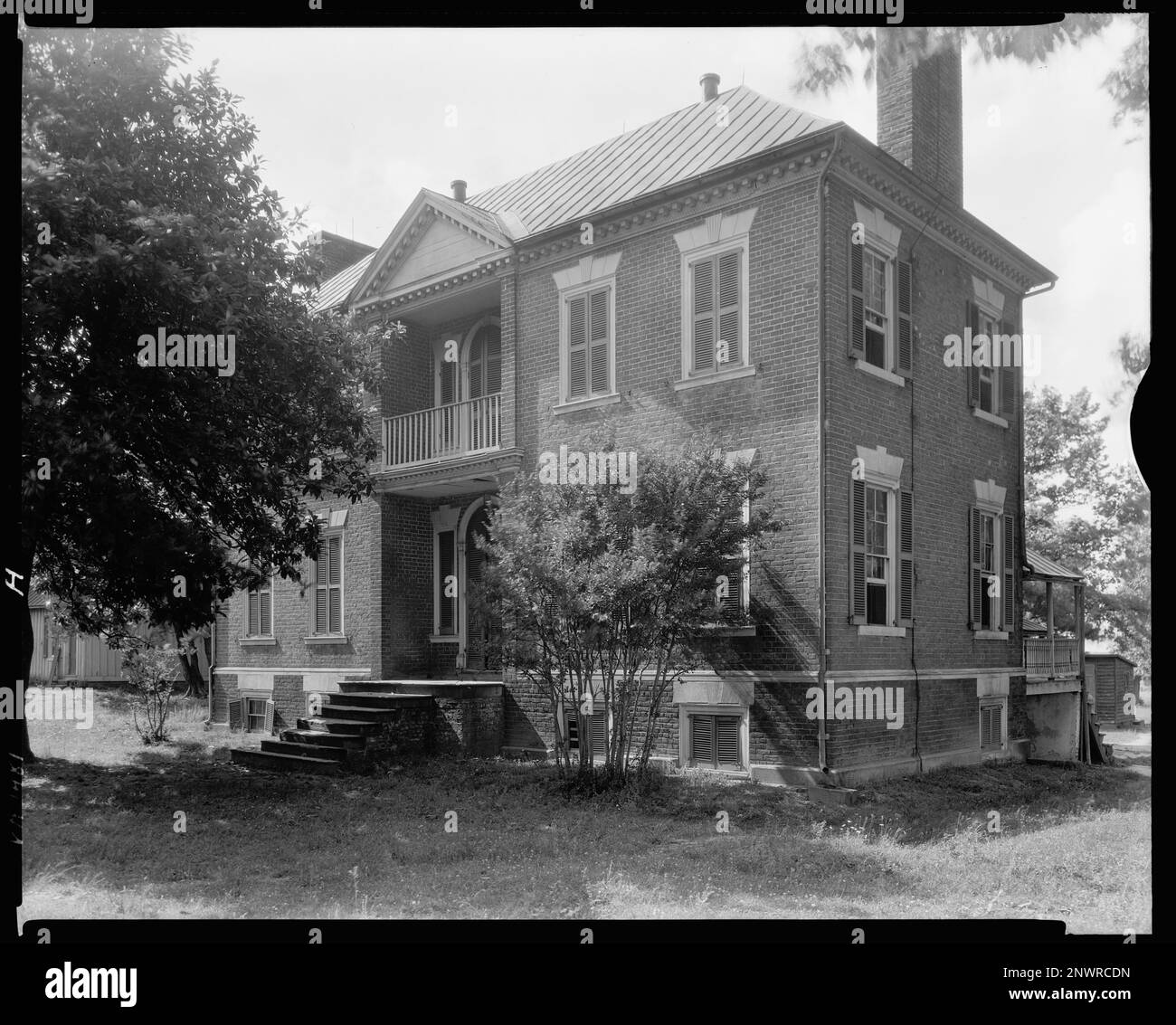 St Julien, Contea di Caroline, Virginia. Carnegie Survey of the Architecture of the South. Stati Uniti Virginia Caroline County, balconi, case, mattoni. Foto Stock