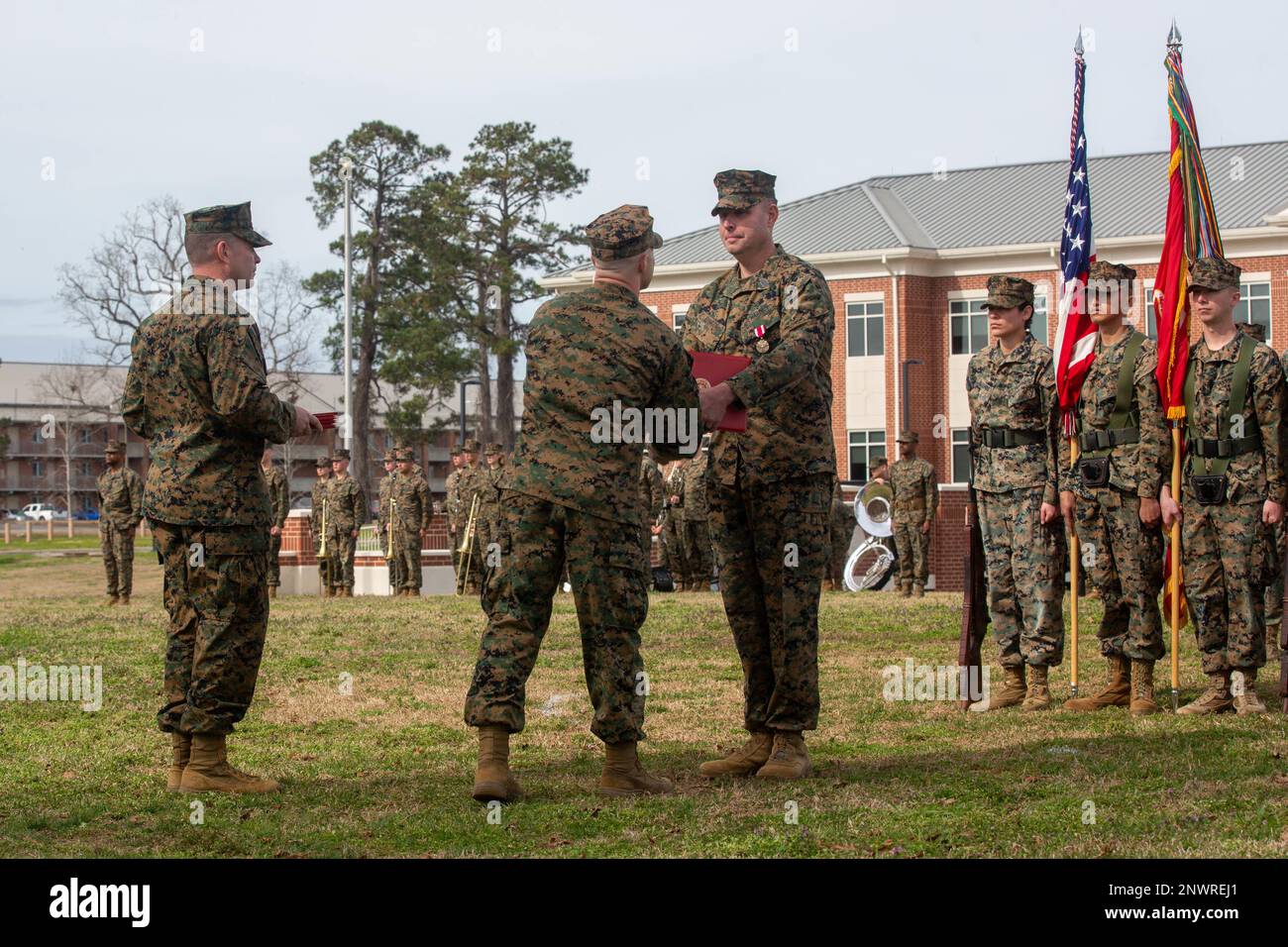 STATI UNITI Cesaro, al centro, comandante della Marine Wing Headquarters Squadron (MWHS) 2, scuote le mani con la Sgt. Major Jeremy P. Johnson, sergente uscente della MWHS-2, durante una cerimonia di soccorso e appuntamento alla Marine Corps Air Station Cherry Point, North Carolina, 16 febbraio 2023. La cerimonia rappresentava un trasferimento di responsabilità, autorità e responsabilità da Johnson a Sgt. Maj. Joseph R. Walling. MWHS-2 è un'unità subordinata di 2nd Marine Aircraft Wing, l'elemento di combattimento aereo della II Marine Expeditionary Force. Foto Stock