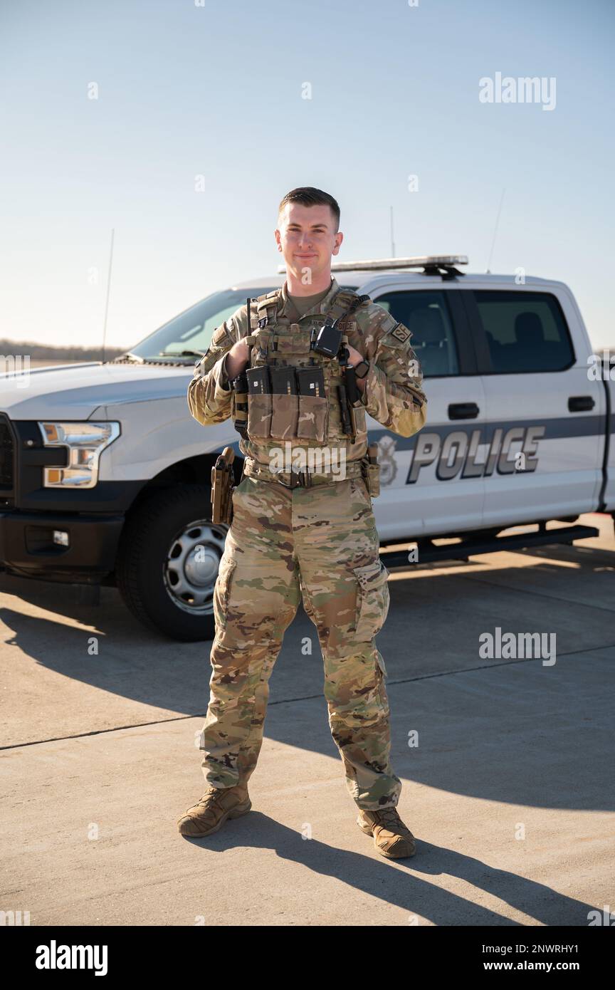 L'anziano Airman Matthew Black, membro dello Squadron delle forze di sicurezza del 157th, sorvola la linea di volo il 1 febbraio 2023 alla base della Guardia Nazionale dell'aria di Pease, New Hampshire. I difensori partecipano a vari esercizi improvvisati per aiutare a formare i loro omologhi civili e per mantenere i loro membri vigili e preparati. Foto Stock