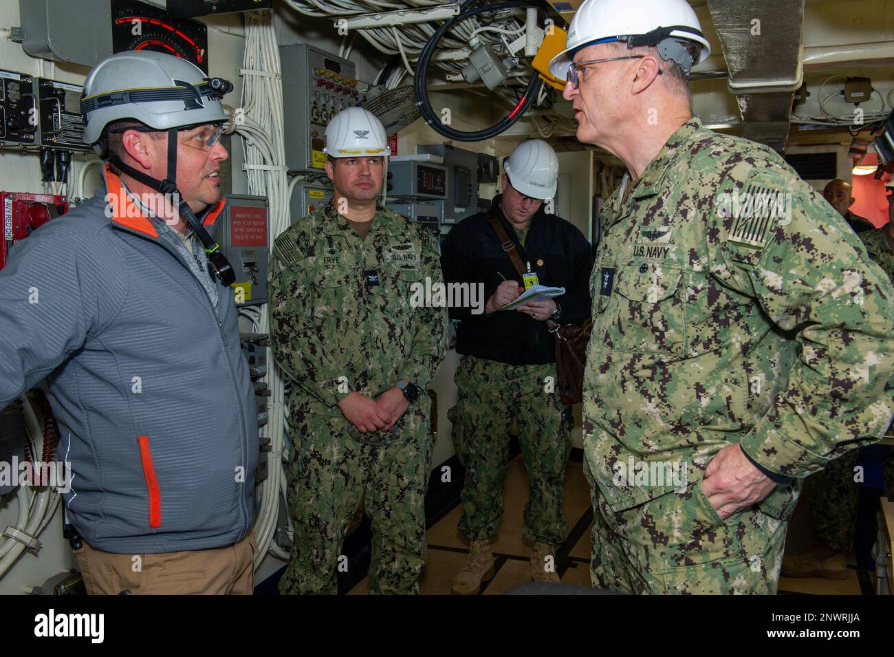 VALLEJO, California (17 2023 gennaio) – il capitano John Holesha, il comandante della nave dell'Emory S Land-class Submarine tender USS Frank Cable (COME 40), discute la manutenzione della nave con l'ADM posteriore Michael Wettlaufer, comandante, comando militare di Sealift, al cantiere navale di Mare Island a Vallejo, California, 17 gennaio 2023. Frank Cable sta attualmente effettuando un periodo di manutenzione in cantiere. Foto Stock
