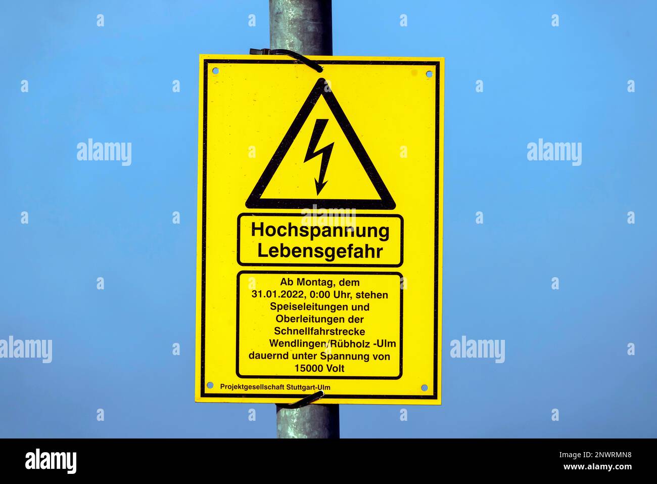 Pericolo di alta tensione per la vita, cartello di pericolo su una nuova linea ferroviaria vicino a Merklingen, Baden-Wuerttemberg, Germania Foto Stock