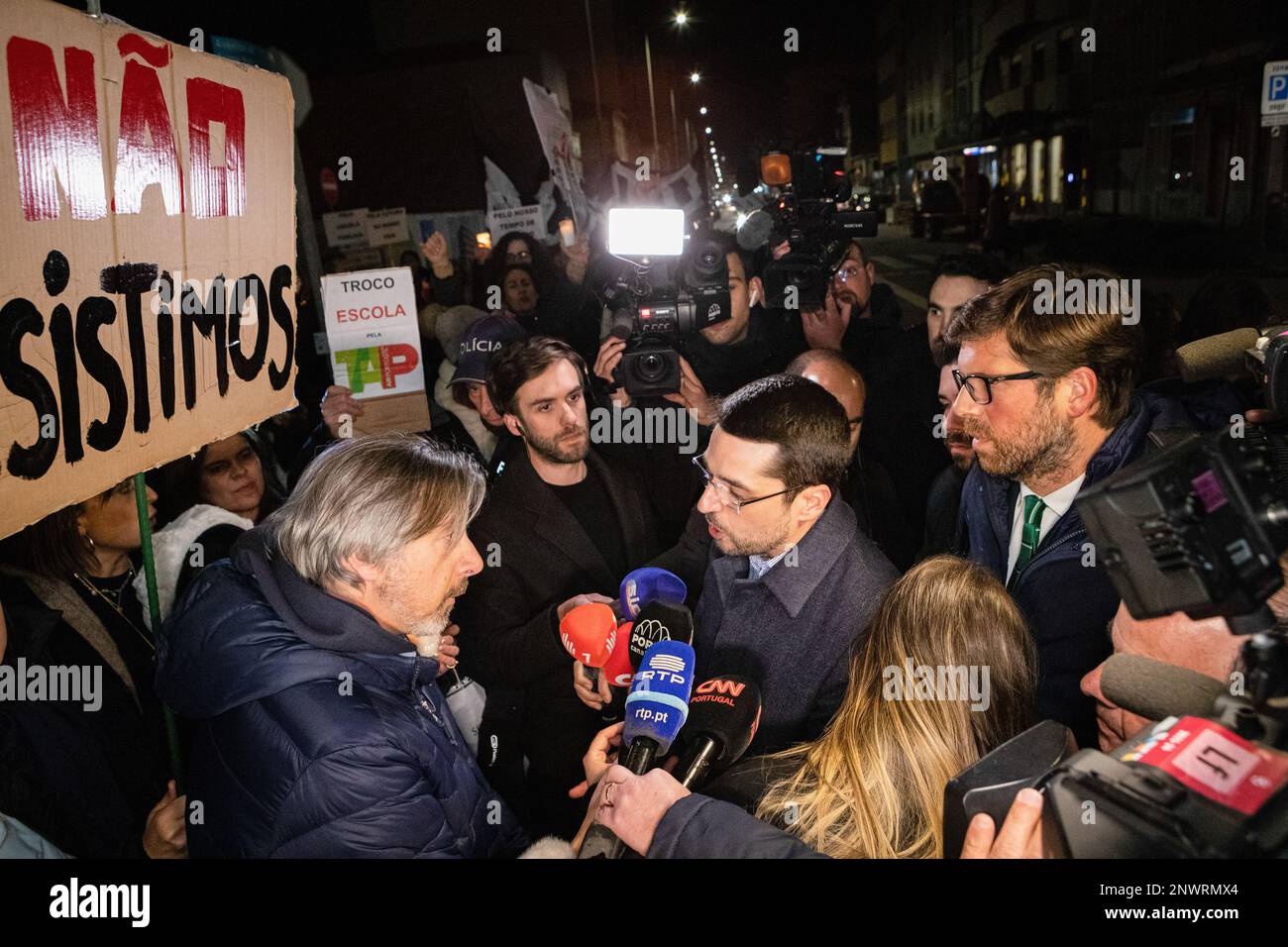 Matosinhos, Portogallo. 28th Feb, 2023. Gli insegnanti stanno per ascoltare un rappresentante del Partito sociale. Gli insegnanti hanno dimostrato il loro diritto di lottare per migliorare le condizioni della loro carriera didattica, poiché sono stati ora chiamati a servizi minimi a causa degli anni di servizio che sono stati congelati e persi durante gli anni della crisi economica. (Foto di Teresa Nunes/SOPA Images/Sipa USA) Credit: Sipa USA/Alamy Live News Foto Stock